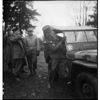 Le général de division Leclerc quitte le lieu de la prise d'armes qui rassemble les effectifs du 12e régiment de cuirassiers (12e cuir ou 12e RC) de la 2e division blindée (2e DB) à Niedernai.