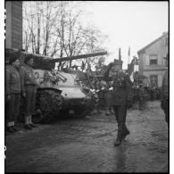 Cérémonie de la 2e division blindée (2e DB) sur la place de l'église de Geispolsheim.