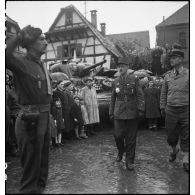 Cérémonie de la 2e division blindée (2e DB) sur la place de l'église de Geispolsheim.