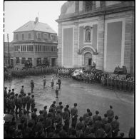 Cérémonie de la 2e division blindée (2e DB) rassemblant le 501e régiment de chars de combat (501e RCC) sur la place de l'église de Geispolsheim