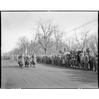 Défilé des troupes de la 1re armée dans Colmar lors d'une cérémonie en présence du général d'armée Jean de Lattre de Tassigny.