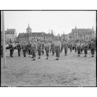Cérémonie de remise de décorations présidée par le général d'armée Jean de Lattre de Tassigny, commandant la 1re armée, sur la place Rapp à Colmar.