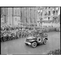 Défilé de la 1re armée devant le temple Saint-Etienne à Mulhouse.