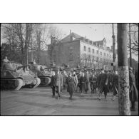 Au cours d'une cérémonie, le général de Gaulle passe des chars Sherman d'unités de la 1re division blindée (1re DB) en revue.