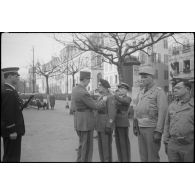 Lors d'une cérémonie qu'il préside à Strasbourg, le général de Gaulle remet les insignes de commandeur de la Légion d'honneur au colonel Alphonse Van Hecke, commandant le 7e régiment de chasseurs d'Afrique (7e RCA).