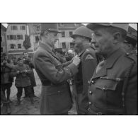 Lors de sa visite à Saverne, au cours d'une cérémonie, le général de Gaulle remet les insignes de commandeur de la Légion d'honneur et la croix de Guerre au lieutenant général américain Alexander Patch, commandant la 7e armée.