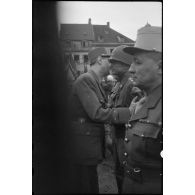 Lors de sa visite à Saverne, au cours d'une cérémonie, le général de Gaulle congratule le lieutenant général américain Alexander Patch, commandant la 7e armée, après l'avoir décoré.