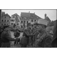 Lors de sa visite à Saverne, au cours d'une cérémonie, le général de Gaulle remet les insignes de grand-officier de la Légion d'honneur et la croix de Guerre au lieutenant général américain Jacob Devers, commandant le 6e groupe d'armées,
