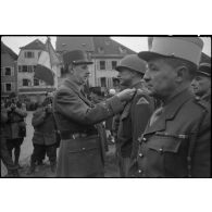 Lors de sa visite à Saverne, au cours d'une cérémonie, le général de Gaulle remet les insignes de commandeur de la Légion d'honneur et la croix de Guerre au lieutenant général américain Alexander Patch, commandant la 7e armée.