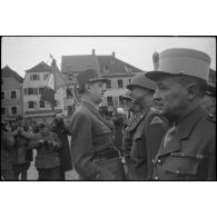 Lors de sa visite à Saverne, au cours d'une cérémonie, le général de Gaulle remet les insignes de commandeur de la Légion d'honneur et la croix de Guerre au lieutenant général américain Alexander Patch, commandant la 7e armée.