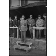 Les autorités sont rassemblées sur une tribune à l'issue de la cérémonie à Sarverne.