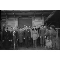 Les autorités civiles et militaires sont rassemblées à Saverne et écoutent le discours du général de Gaulle.