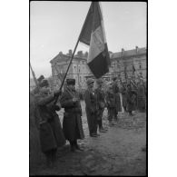 Les lieutenants généraux américains Jacob Devers, commandant le 6e groupe d'armées, et Alexander Patch, commandant la 7e armée, viennent d'être décorés par le général de Gaulle lors d'une cérémonie.