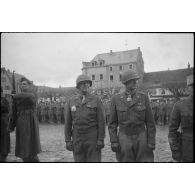 Les lieutenants généraux américains Jacob Devers, commandant le 6e groupe d'armées, et Alexander Patch, commandant la 7e armée, viennent d'être décorés par le général de Gaulle lors d'une cérémonie.