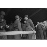 Le général de Gaulle et le général d'armée Jean de Lattre de Tassigny s'entretiennent avec le lieutenant général américain Jacob Devers, commandant le 6e groupe d'armées, lors d'une cérémonie à Saverne.