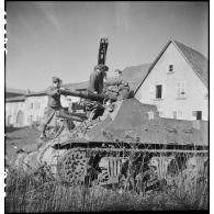 Pose d'un canon de 105 mm sur le berceau d'un canon automoteur M7 par une dépanneuse du groupe d'escadrons de réparation (GER XV) de la 2e division blindée (2e DB).