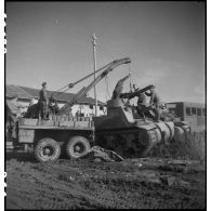 Pose d'un canon de 105 mm sur le berceau d'un canon automoteur M7 par une dépanneuse du groupe d'escadrons de réparation (GER XV) de la 2e division blindée (2e DB).