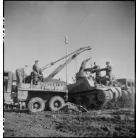Pose d'un canon de 105 mm sur le berceau d'un canon automoteur M7 par une dépanneuse du groupe d'escadrons de réparation (GER XV) de la 2e division blindée (2e DB).