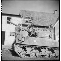 Maintenance sur le canon de 76 mm du Sherman M4 A3 Flandres II du 3e escadron du 12e régiment de chasseurs d'Afrique (12e RCA).