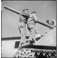 Maintenance sur le canon de 76 mm du Sherman M4 A3 Flandres II  du 3e escadron du 12e régiment de chasseurs d'Afrique (12e RCA).