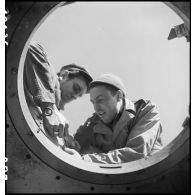 Maintenance sur la tourelle du char Sherman M4 A3 Flandres II  du 3e escadron du 12e régiment de chasseurs d'Afrique (12e RCA).