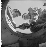 Maintenance sur la tourelle du char Sherman M4 A3 Flandres II  du 3e escadron du 12e régiment de chasseurs d'Afrique (12e RCA).