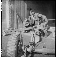 Maintenance sur un canon de 75 mm par des hommes du groupe d'escadrons de réparation (GER XV) de la 2e division blindée (2e DB).