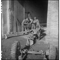 Maintenance sur un canon de 75 mm par des hommes du groupe d'escadrons de réparation (GER XV) de la 2e division blindée (2e DB).