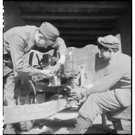 Maintenance sur un canon de 75 mm par des hommes du groupe d'escadrons de réparation (GER XV) de la 2e division blindée (2e DB).