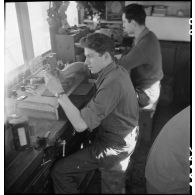 Camion atelier de réparation des appareils d'optique du groupe d'escadrons de réparation (GER XV) de la 2e division blindée (2e DB) : réparation d'un système de visée.