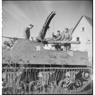 Pose d'un canon de 105 mm sur le berceau d'un canon automoteur M7 par une dépanneuse du groupe d'escadrons de réparation (GER XV) de la 2e division blindée (2e DB).