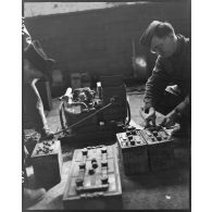 Rechargement de batteries de véhicules dans l'atelier de réparation automobile de la compagnie mixte de transmissions 97/84 de la 2e division blindée (2e DB).