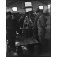 Le capitaine Cermolacce, commandant la compagnie mixte de transmissions 97/84 de la 2e division blindée (2e DB), donne un cours aux radio-téléphonistes de l'unité.