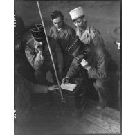 Le capitaine Cermolacce, commandant la compagnie mixte de transmissions 97/84 de la 2e division blindée (2e DB), donne un cours aux radio-téléphonistes de l'unité.