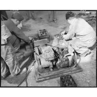 Rechargement de batteries de véhicules dans l'atelier de réparation automobile de la compagnie mixte de transmissions 97/84 de la 2e division blindée (2e DB).