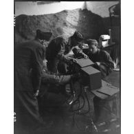 Le capitaine Cermolacce, commandant la compagnie mixte de transmissions 97/84 de la 2e division blindée (2e DB), donne un cours aux radio-téléphonistes de l'unité.