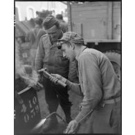 Soudure autogène sur un véhicule dans l'atelier de réparation automobile de la compagnie mixte de transmissions 97/84 de la 2e division blindée (2e DB).
