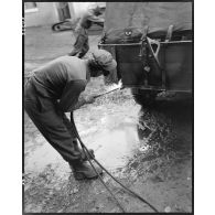 Soudure autogène sur un véhicule dans l'atelier de réparation automobile de la compagnie mixte de transmissions 97/84 de la 2e division blindée (2e DB).