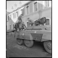 L'automitrailleuse M20 L'Alsacienne de la compagnie mixte de transmissions 97/84 de la 2e division blindée (2e DB) et son équipage.