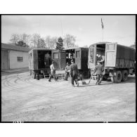 Camions ateliers de la compagnie mixte de transmissions 97/84 de la 2e division blindée (2e DB).