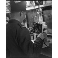 Réparation d'un poste transmissions à bord d'un camion atelier de la compagnie mixte de transmissions 97/84 de la 2e division blindée (2e DB).