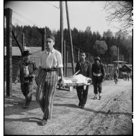 Les dépouilles des déportés décédés sont transportées pour être inhumées dans le camp de Vaihingen libéré. [description provisoire]