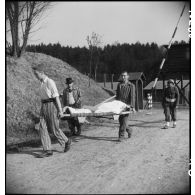 Les dépouilles des déportés décédés sont transportées pour être inhumées dans le camp de Vaihingen libéré. [description provisoire]