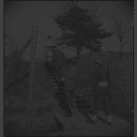 Les dépouilles des déportés décédés sont transportées pour être inhumées dans le camp de Vaihingen libéré. [description provisoire]