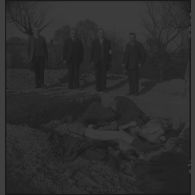 Notables allemands devant une fosse commune dans le camp de Vaihingen. [description provisoire]
