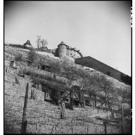 Vue en contre-plongée du château de Vaihingen, transformé en prison et situé à 2 km du camp éponyme. [description provisoire]