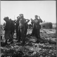 Des soldats allemands qui armaient une casemate se rendent à des zouaves du 4e régiment de zouaves (4e RZ).