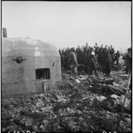 Des soldats allemands qui armaient une casemate se rendent à des zouaves du 4e régiment de zouaves (4e RZ).