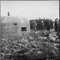 Des soldats allemands qui armaient une casemate se rendent à des zouaves du 4e régiment de zouaves (4e RZ).