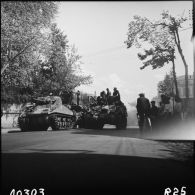 Le char Sherman M4A2 Bourg-la-Reine du 12e régiment de cuirassiers (12e RC) de la 2e division blindée (2e DB) stationne dans une rue de Saintes.